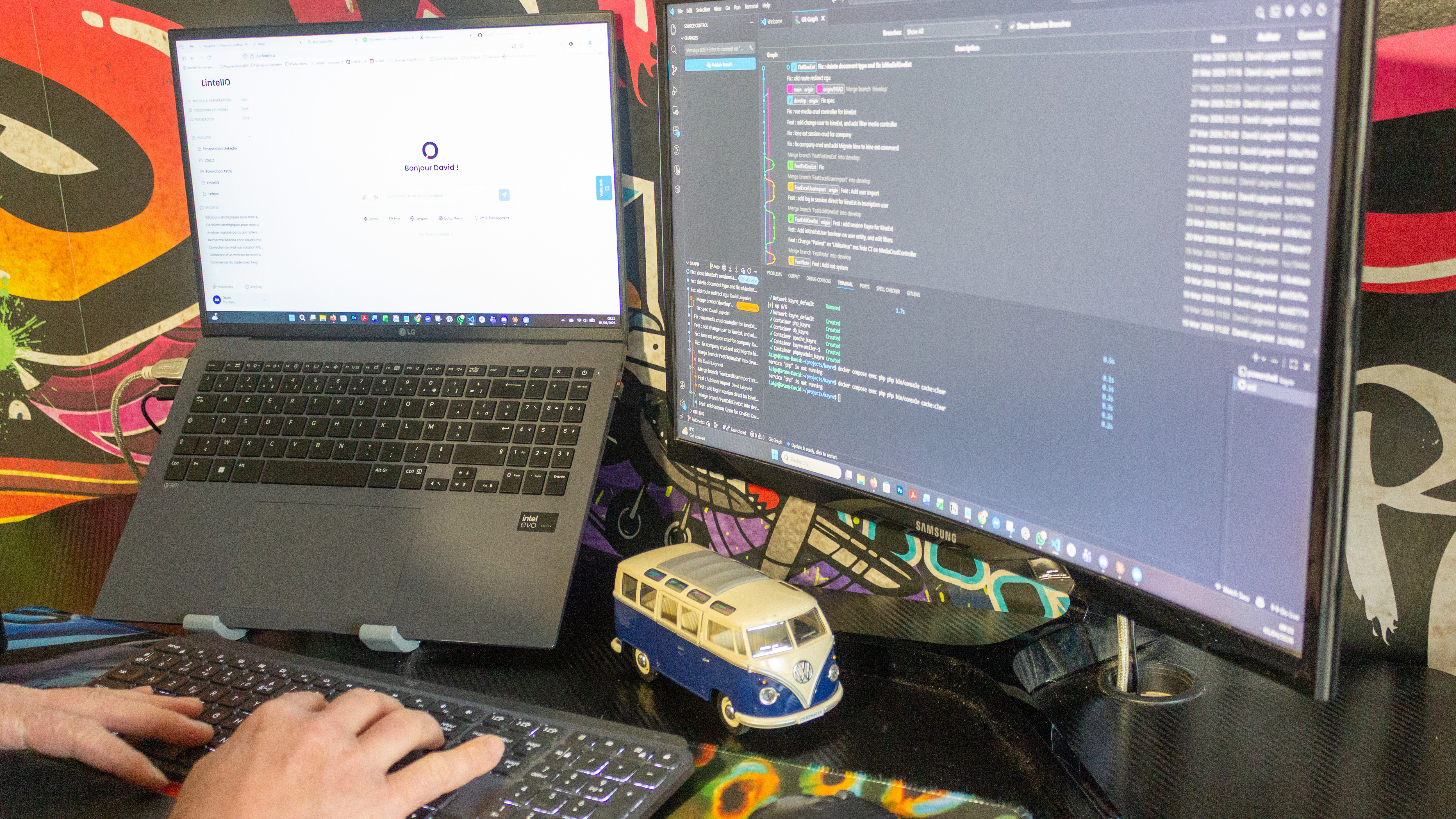 David Laignelet au travail sur LintellO — bureau avec laptop et écran de développement